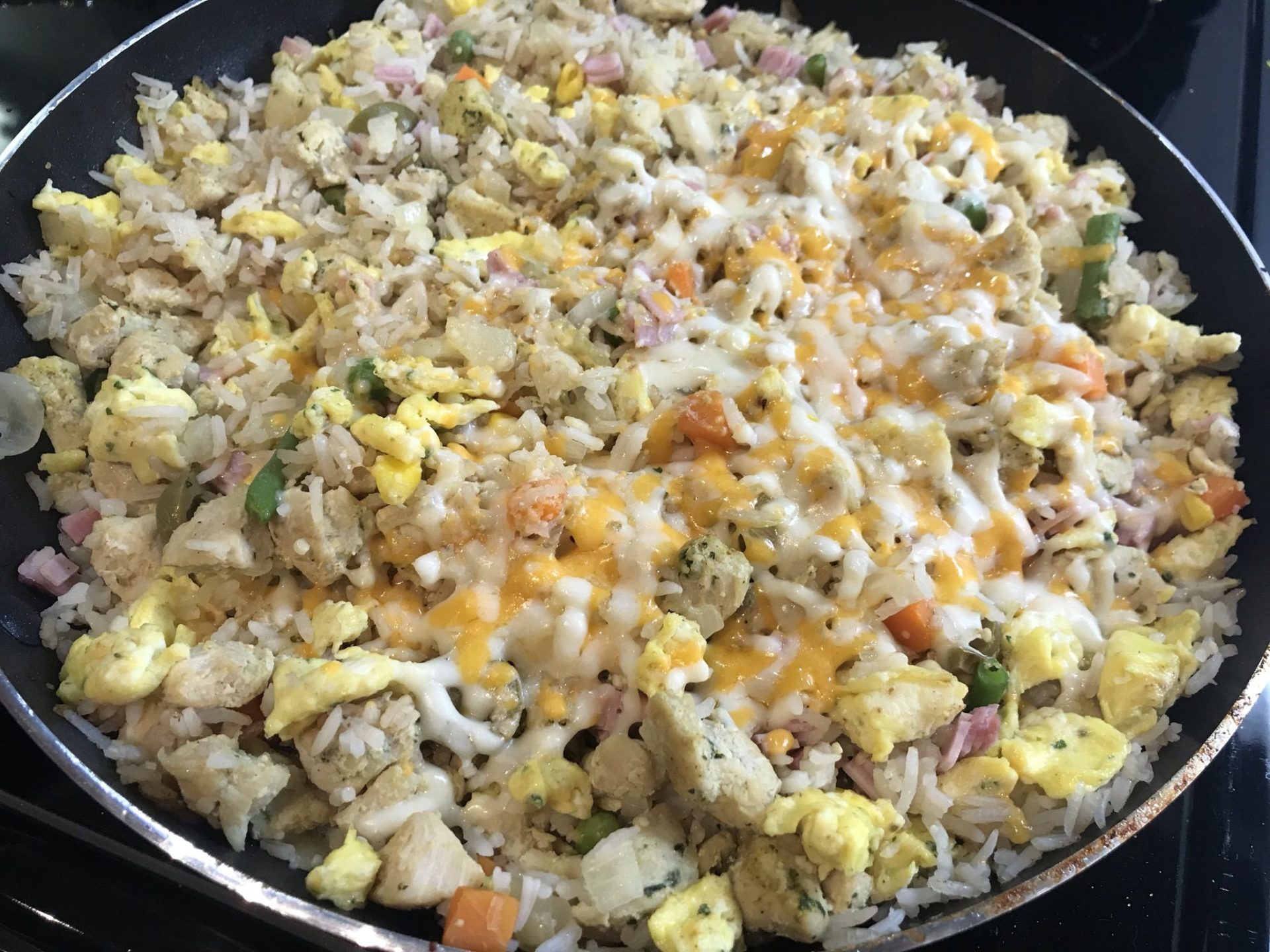 Mexido de frango com arroz, ovo e legumes